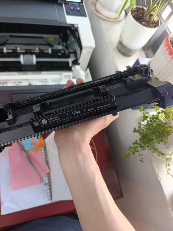Kỹ thuật cầm hộp mực HP 59A, đọc mã trên nhãn để lấy đúng loại mực