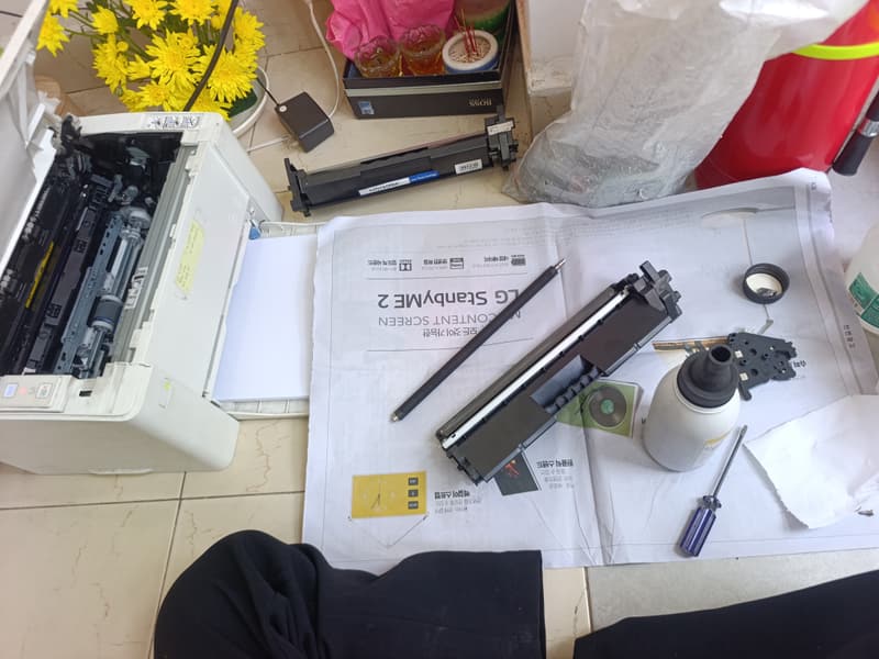 Bộ dụng cụ nạp mực: hộp mực tháo rời, chai mực, tua vít, giấy lót