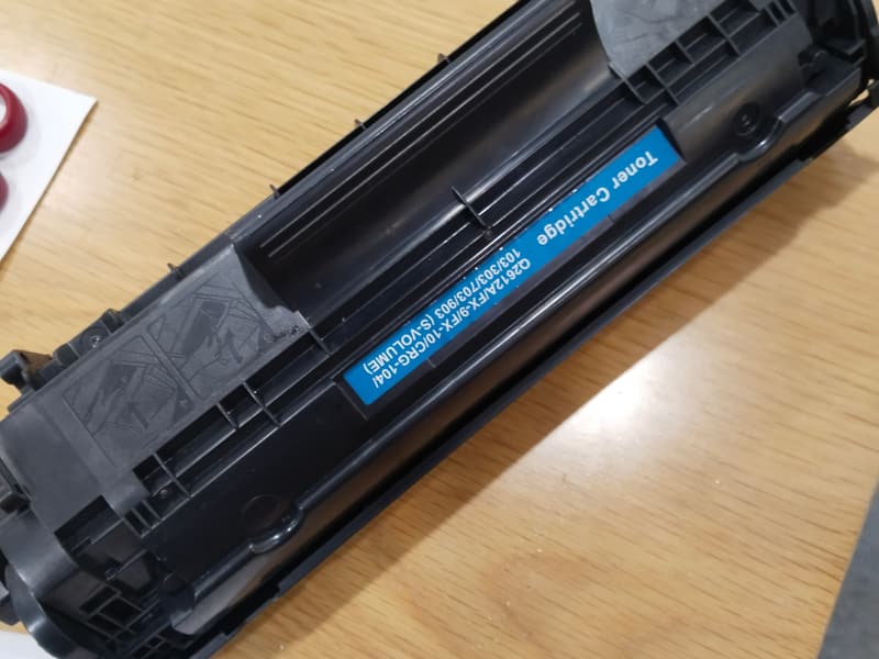 Hộp mực laser nhìn cận cảnh phần trống và lưỡi gạt