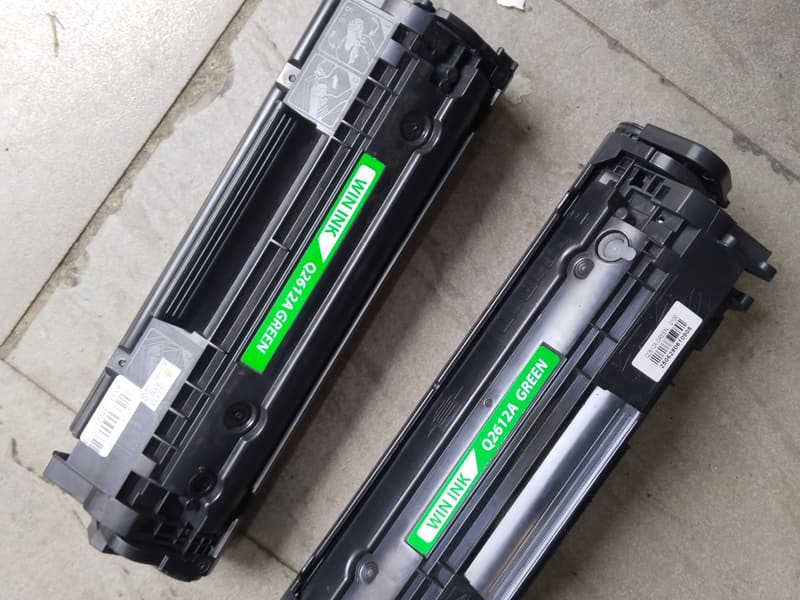 Hộp mực HP CE285A và CF283A đặt cạnh nhau để so sánh kích thước
