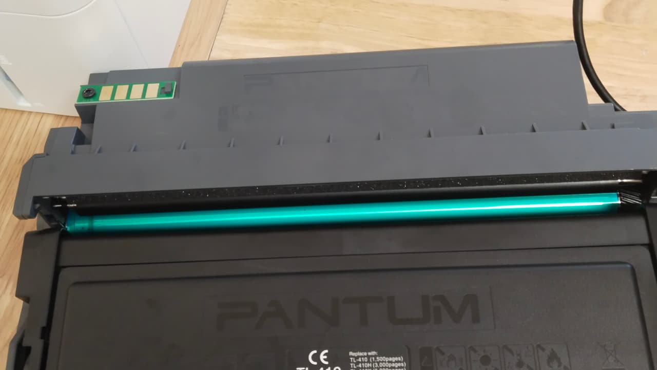 Hộp mực Pantum TL-410 nhìn rõ chip và trống — hai bộ phận quyết định khi nào phải thay hộp