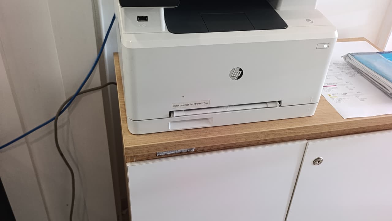 Máy in đa năng HP trong văn phòng công ty — nhóm khách chính ở Quận 7