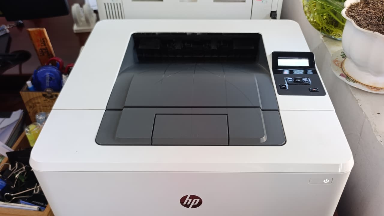 Máy in HP LaserJet Pro đặt trên bàn làm việc — dạng khách phổ biến ở Quận 8