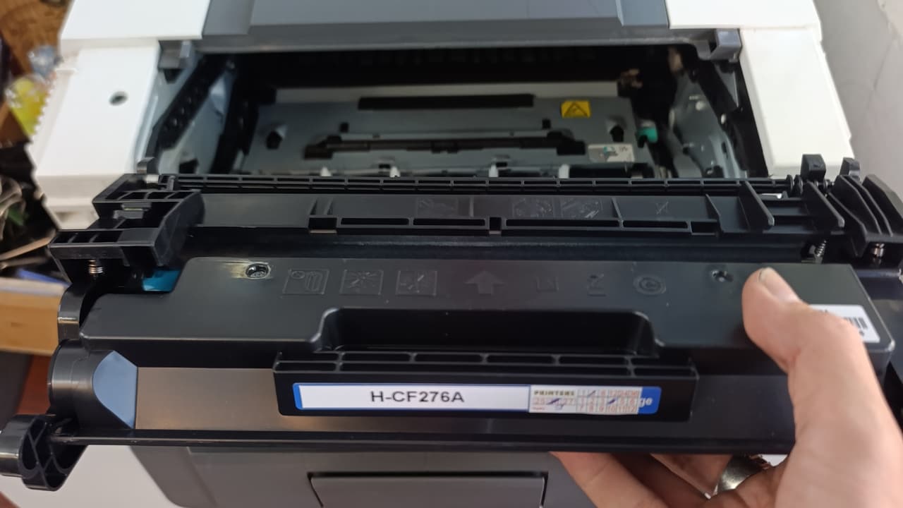Kỹ thuật lắp hộp mực HP CF276A vào máy in sau khi nạp mực và vệ sinh buồng mực