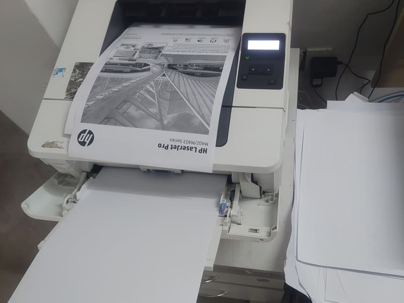 Máy in HP LaserJet Pro đang in thử sau khi nạp mực để kiểm tra độ đậm và vết lem