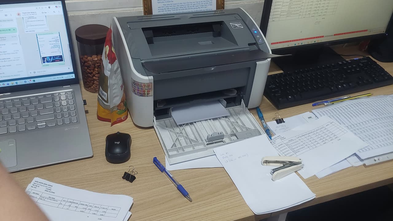 Máy in đặt trong văn phòng nhỏ — nhóm khách in đều mỗi ngày nên hết mực đúng chu kỳ