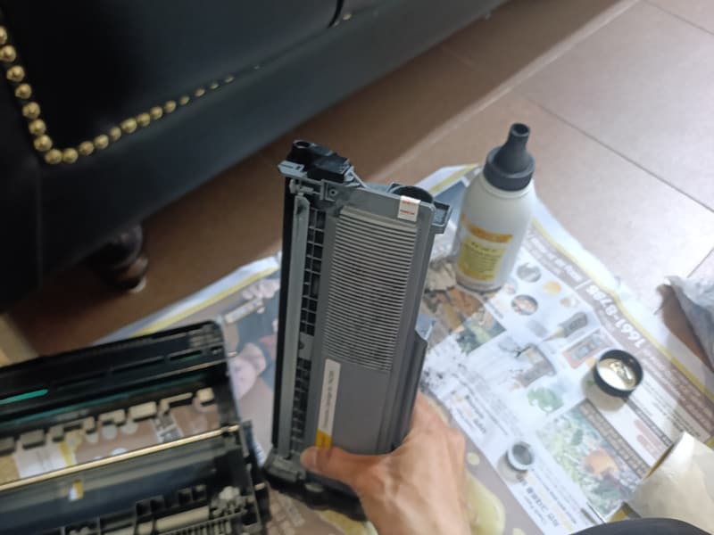 Kỹ thuật vệ sinh hộp mực và trống trước khi nạp mực mới, trải giấy lót để không bay bụi mực
